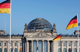 almanya da en buyuk eyaletin basbakani