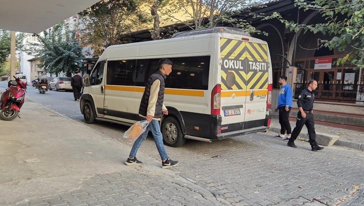 Annesinin elinden yola fırlayan 14 aylık bebek servis minibüsünün çarpmasıyla öldü Annesinin elinden yola fırlayan 14 aylık bebek servis minibüsünün çarpmasıyla öldü