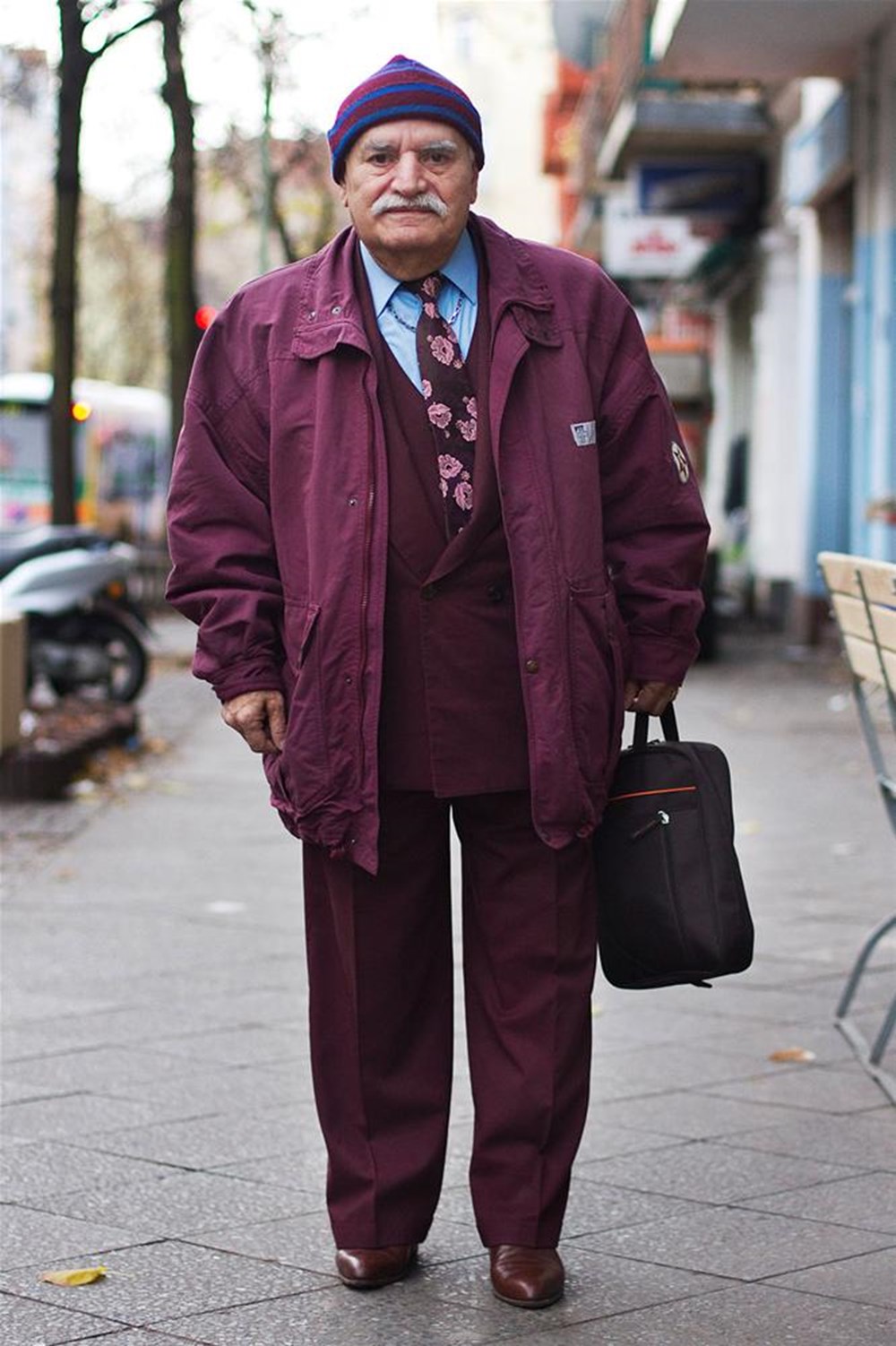 Одетый бомж. Мужчина в старой одежде. Одежда для пожилых мужчин. Старый мужчина. Стильные старики.