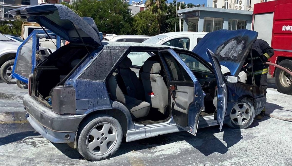 Otoparkta otomobil alev aldı