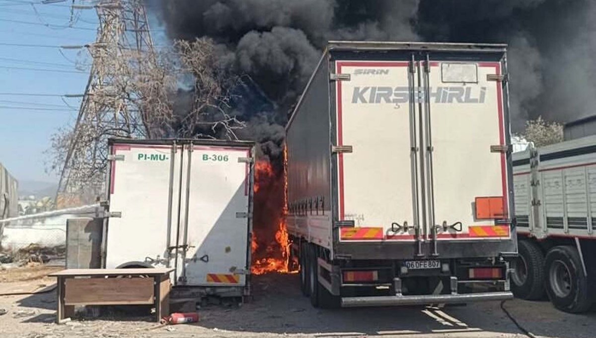 İzmir'de tır garajı yandı