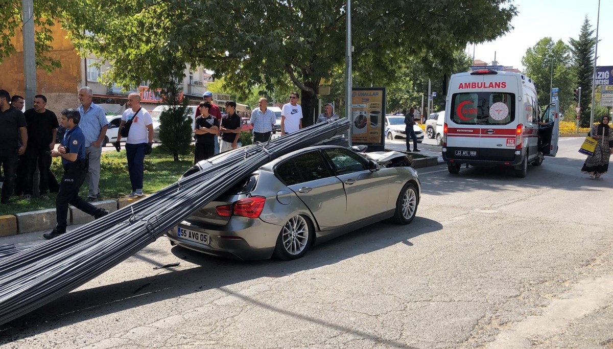 Elazığ'da araç tonlarca demirin altında kaldı