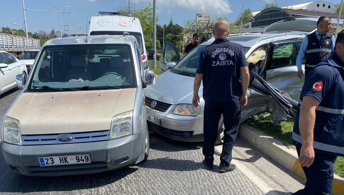 Malatya'da 3 aracın karıştığı kazada 4 kişi yaralandı