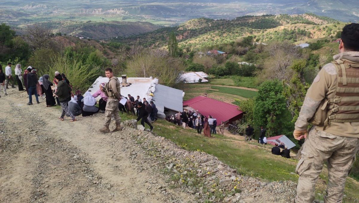 Diyarbakır'da minibüs şarampole yuvarlandı: 2 ölü, 13 yaralı