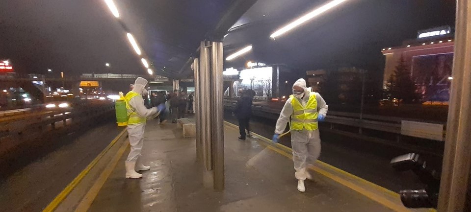 İstanbul'da metrobüs ve duraklarda corona virüs önlemi - 2