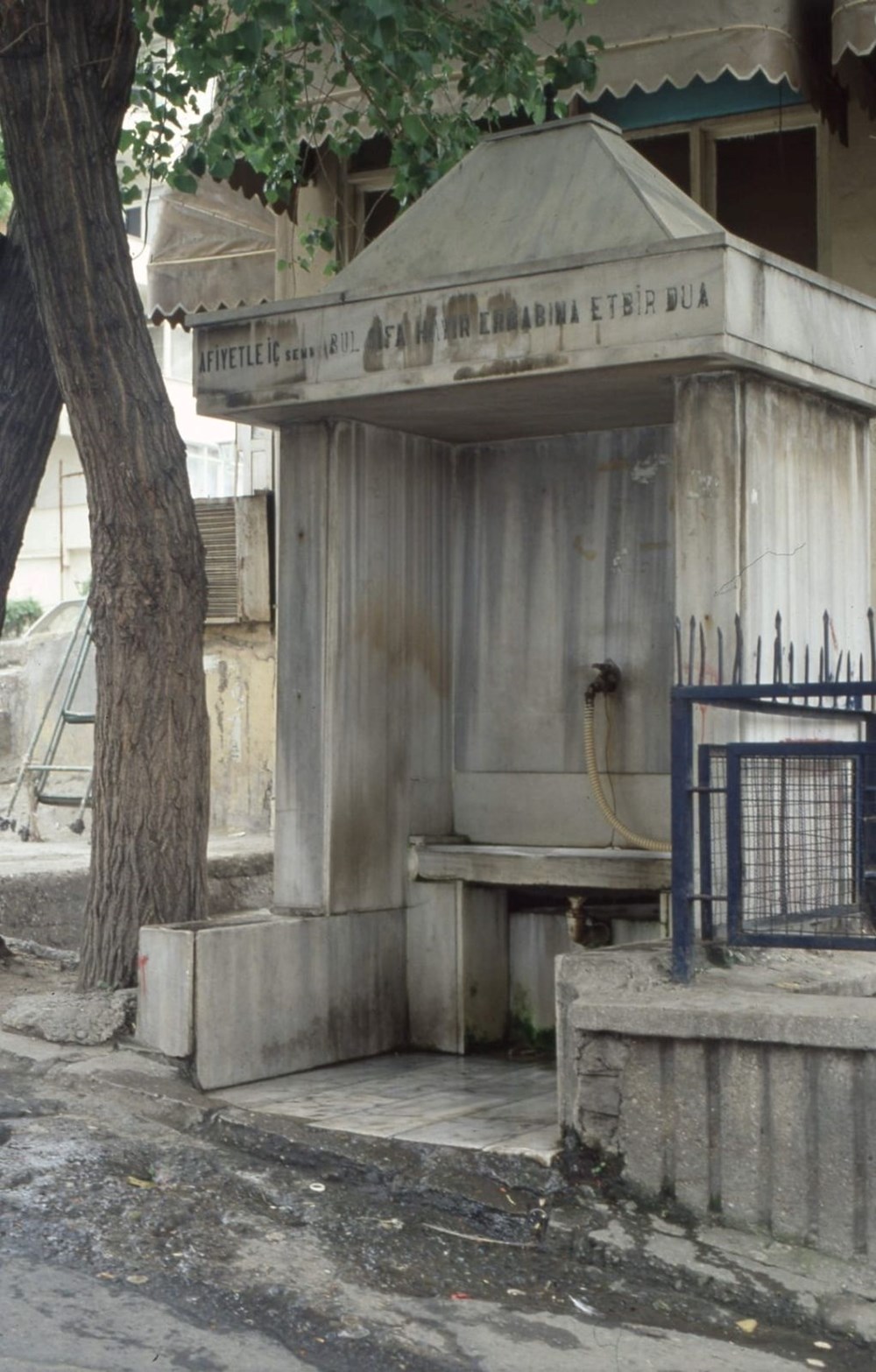 İnşaat yaparken tarihi çeşmeyi yıktılar - 1