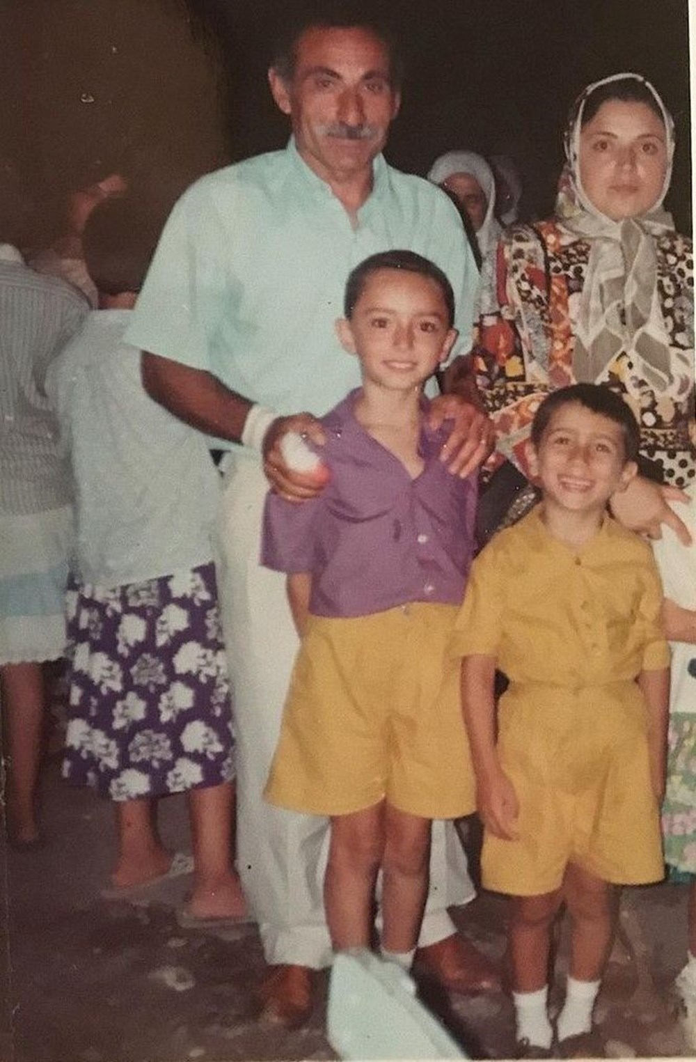 Nilgün Belgün takipçilerini geçmişe götürdü: Bu fotoğraf Marmaris'te çekildi (Ünlülerin çocukluk ve gençlik halleri) - 291