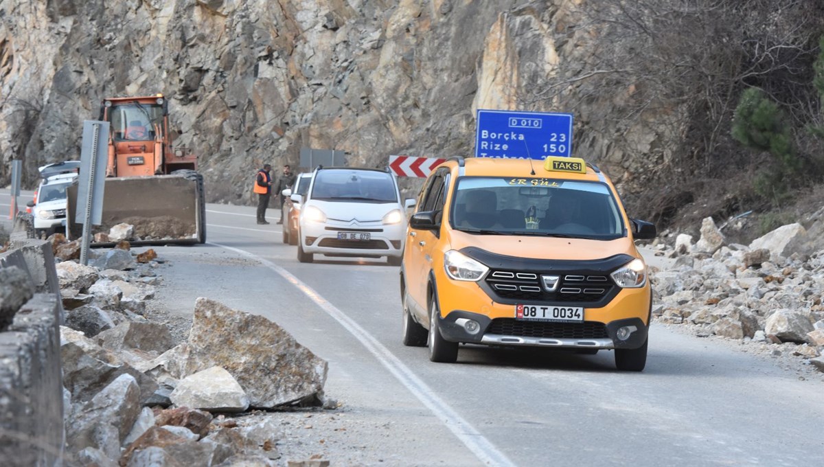 Heyelan nedeniyle kapanan Artvin-Hopa kara yolunda çalışmalar sürüyor