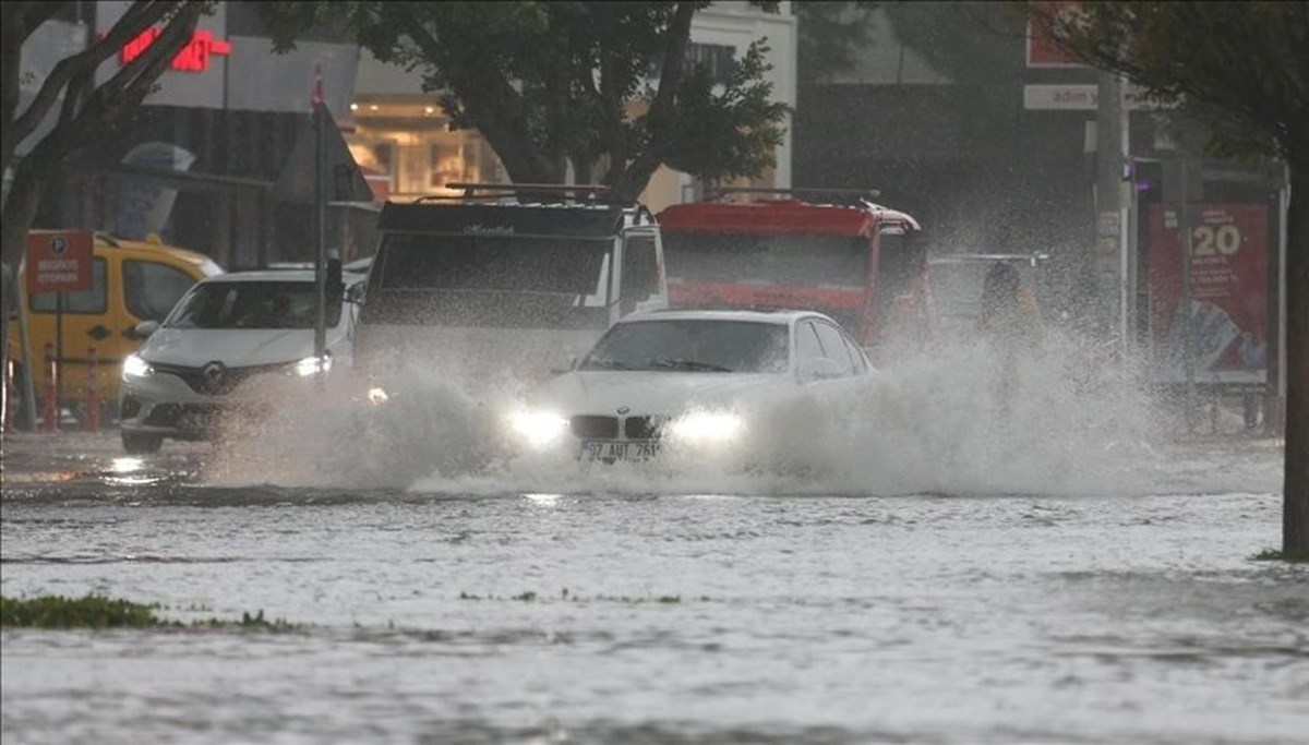 Meteorolojiden sarı ve turuncu kodlu şiddetli yağış uyarısı (Bugün hava nasıl olacak?)