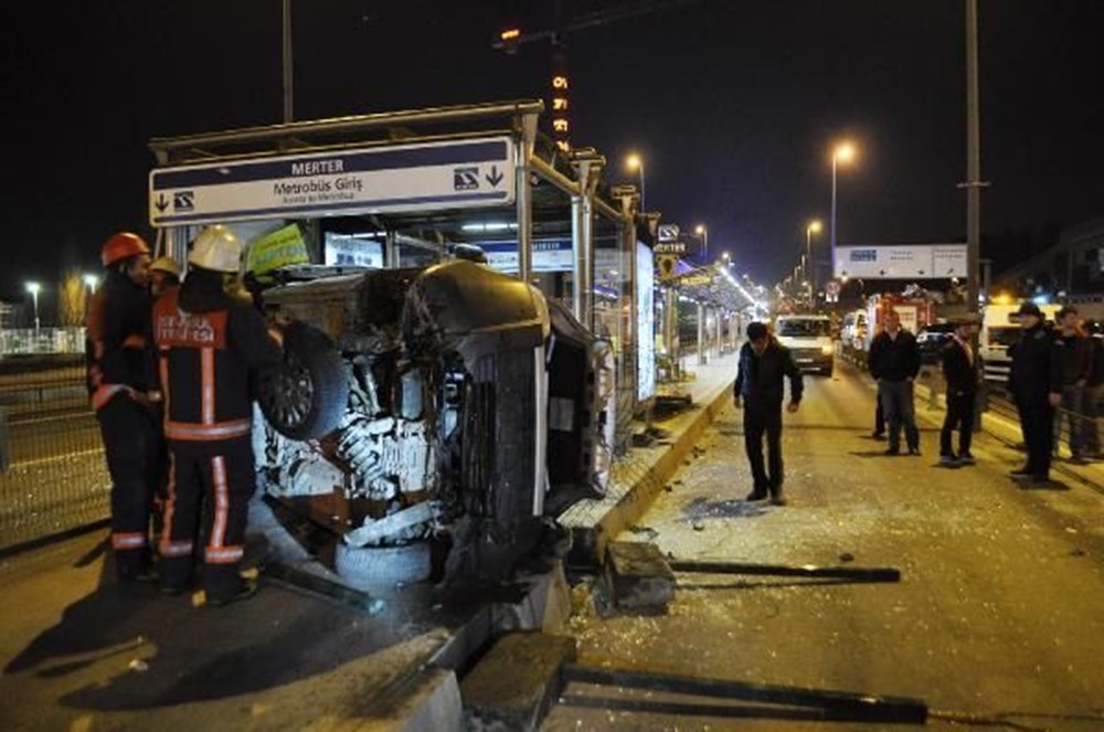 İstanbul Merter'de araç metrobüs durağına daldı: 4 yaralı - 1