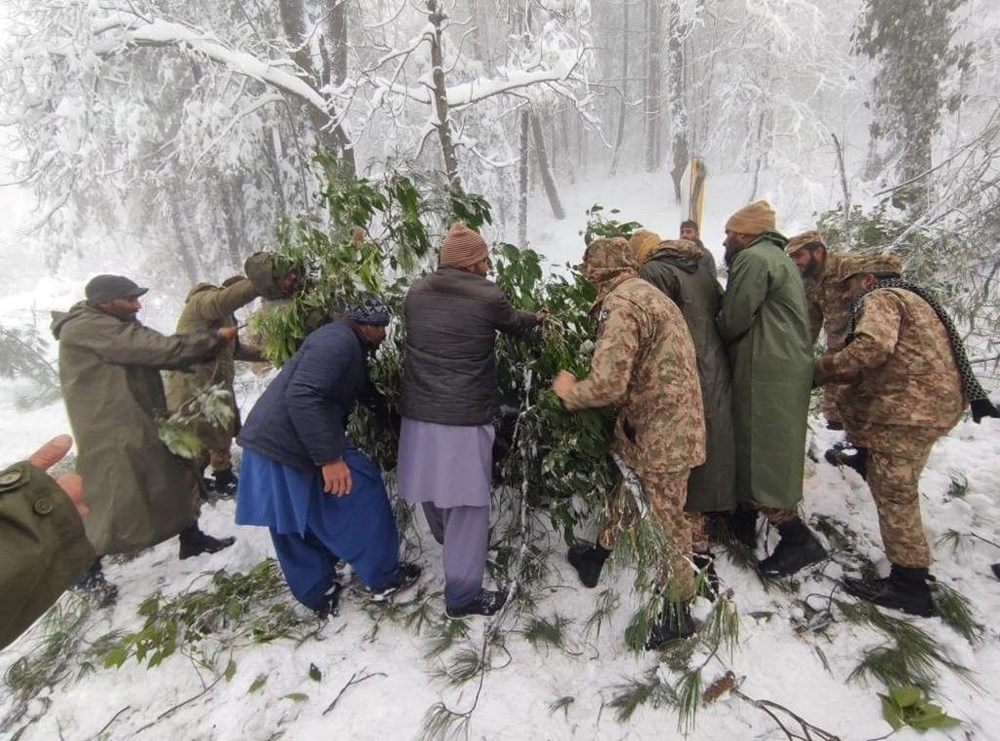 Pakistan'da yoğun kar yağışı: Araçlarında mahsur kalan 21 kişi öldü - 10