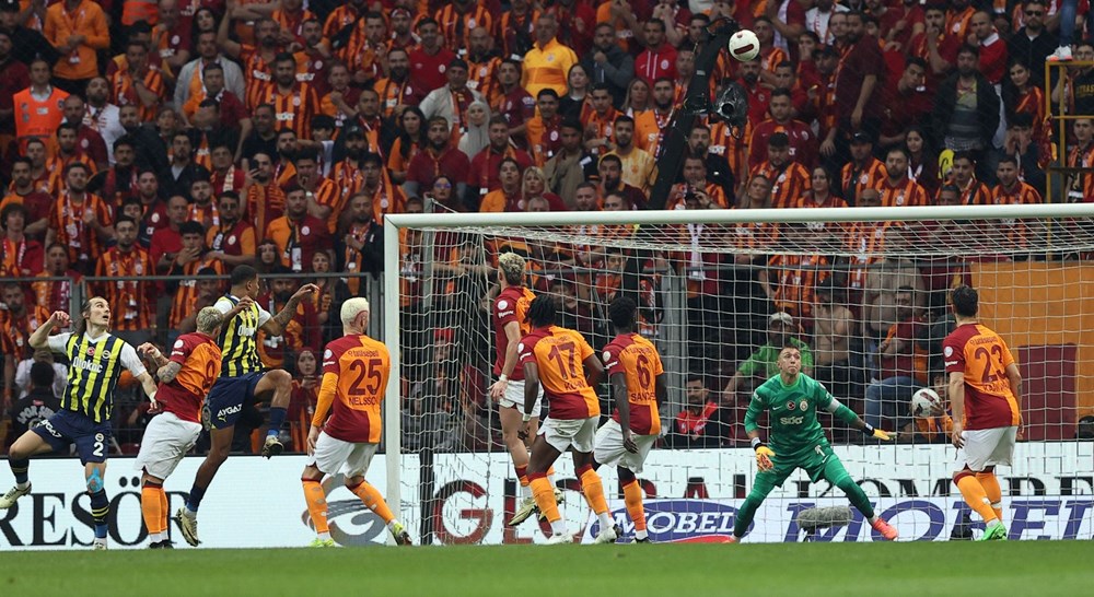 Fenerbahçe, derbide Galatasaray'ı yendi: Süper Lig'de şampiyonluk son haftaya kaldı - 4