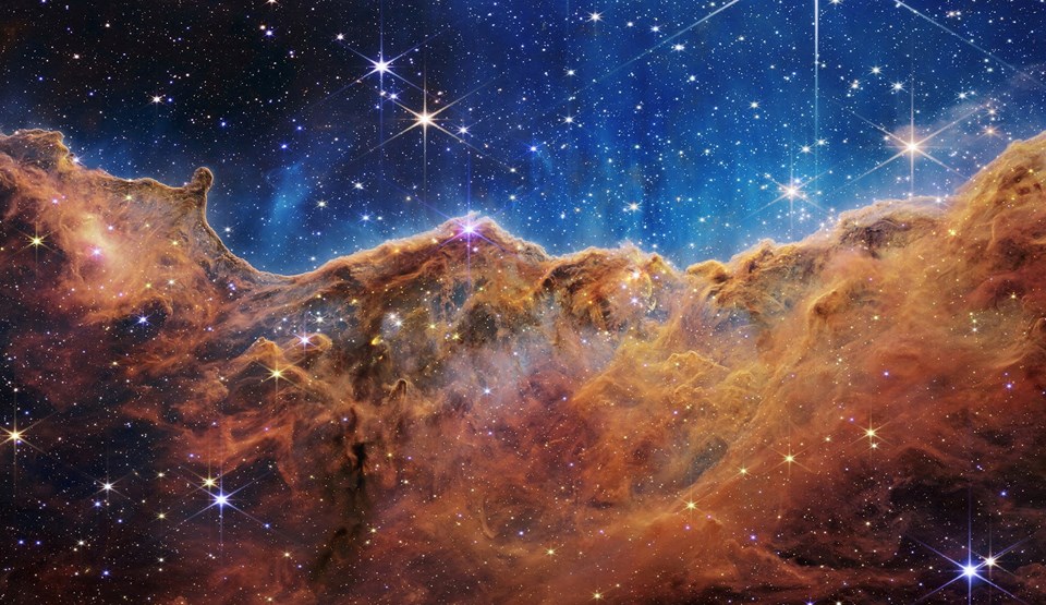 James Webb daha önce Carina Bulutsusu'nun üst noktasındaki kozmik tepeleri görüntülemişti.