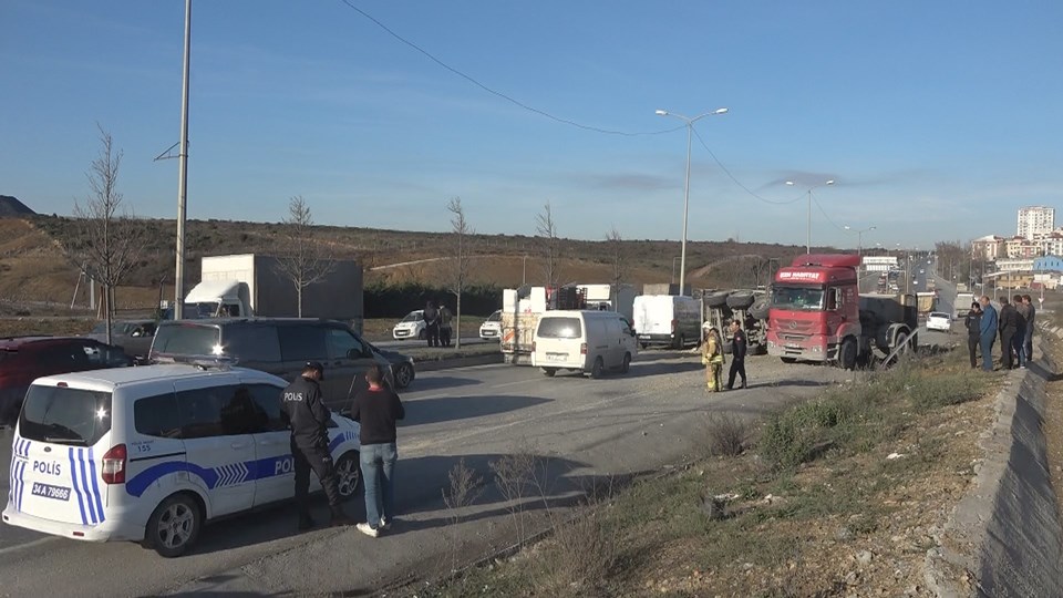 Sultangazi'de hafriyat kamyonu dorsesinin devrilmesi trafiği aksattı - 1