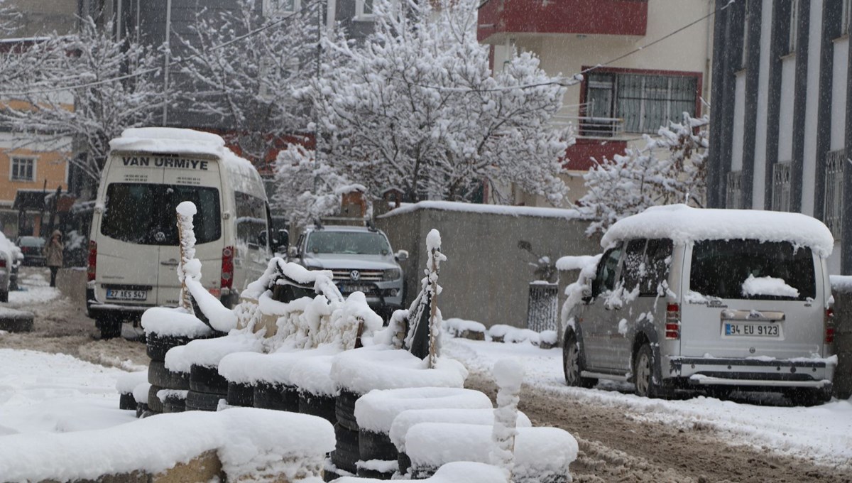 Van'da yoğun kar yağışı: 131 yerleşim yerine ulaşım sağlanamıyor