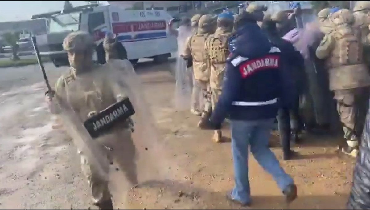 Şanlıurfa'da jandarma ile eylem yapan işçiler arasında gerginlik: 20 gözaltı Şanlıurfa'da jandarma ile eylem yapan işçiler arasında gerginlik: 20 gözaltı