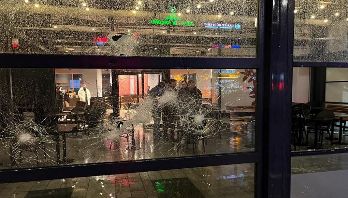 İsrail protestosunda olay çıktı: Kahve zinciri şubesinin camlarını kırdılar İsrail protestosunda olay çıktı: Kahve zinciri şubesinin camlarını kırdılar