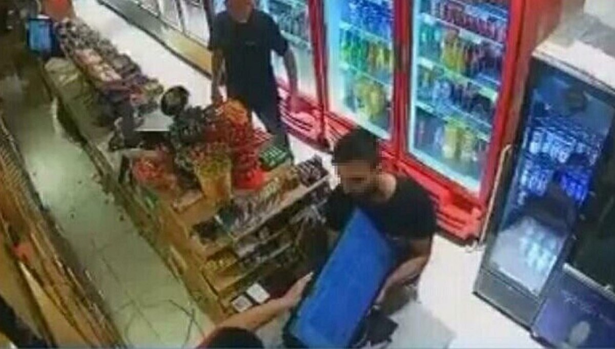 “Alacağım var” dedi, marketteki oyun makinesini götürmeye çalıştı “Alacağım var” dedi, marketteki oyun makinesini götürmeye çalıştı