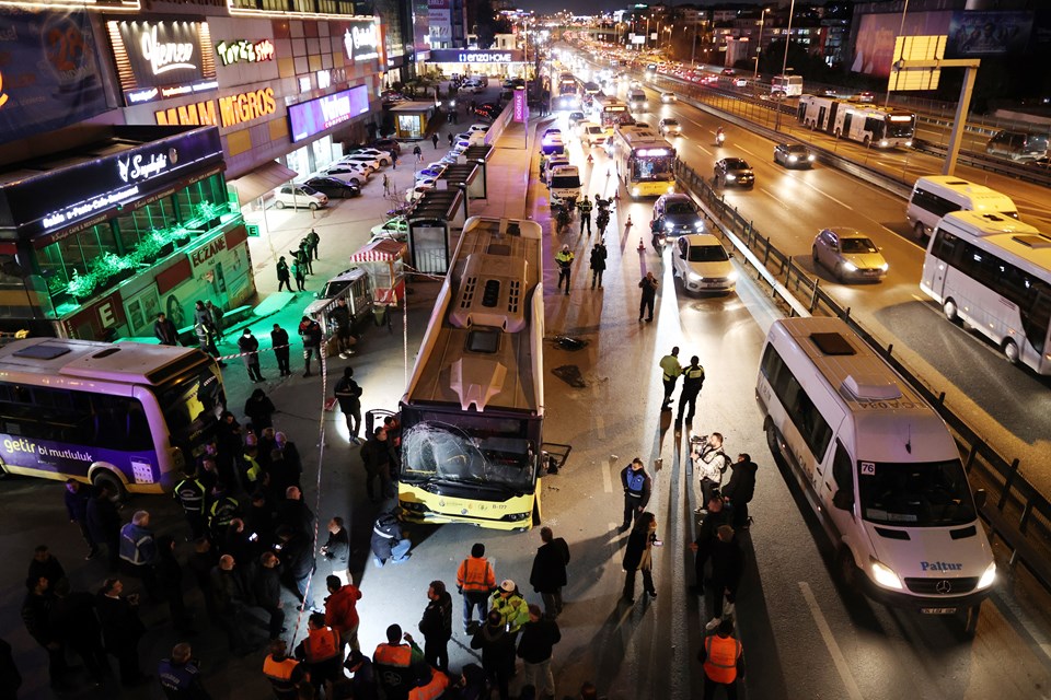 SON DAKİKA HABERİ: Bahçelievler'de İETT otobüsü durağa girdi:1 ölü, 5 yaralı - 1
