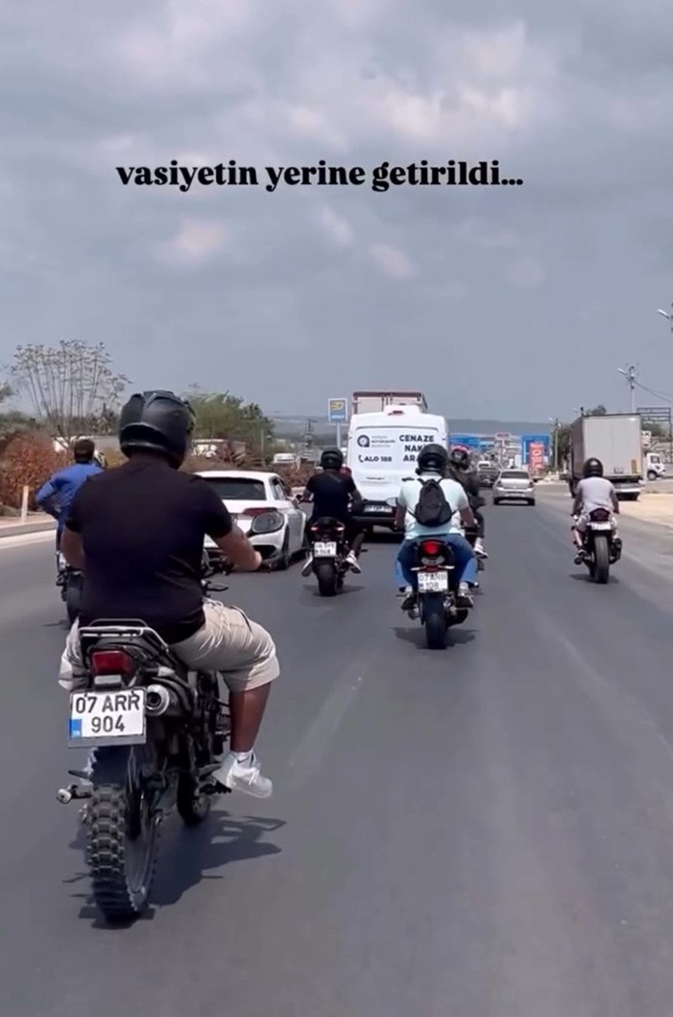 Motosikletiyle ön tekeri kaldırdı, feci şekilde can verdi - 1