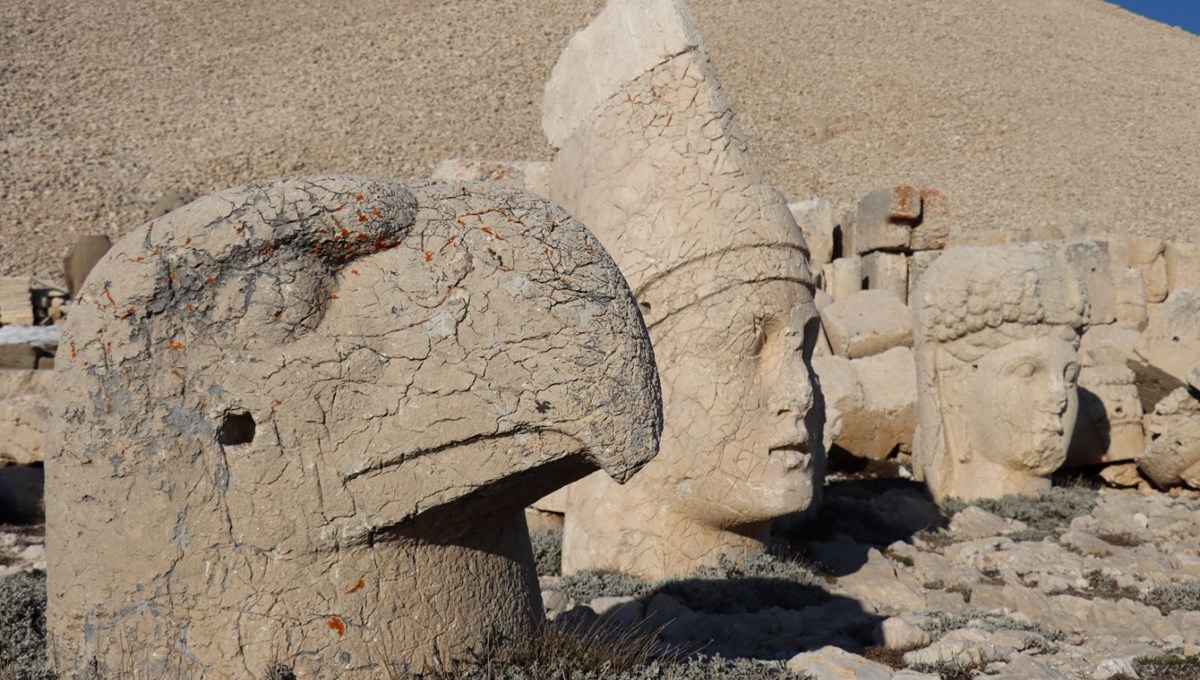 Nemrut Dağı'nda turizm sezonu açıldı Nemrut Dağı'nda turizm sezonu açıldı