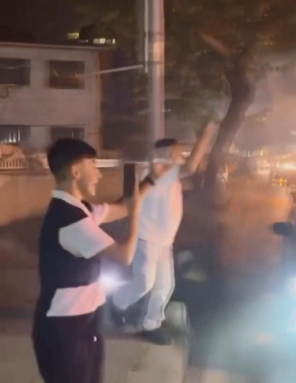 Gaziosmanpaşa'da meşaleli doğum günü kutlaması: Çekiciyle caddeyi kapadılar - 5