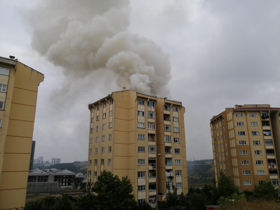 Başakşehir'de apartmanın çatısında yangın - 1