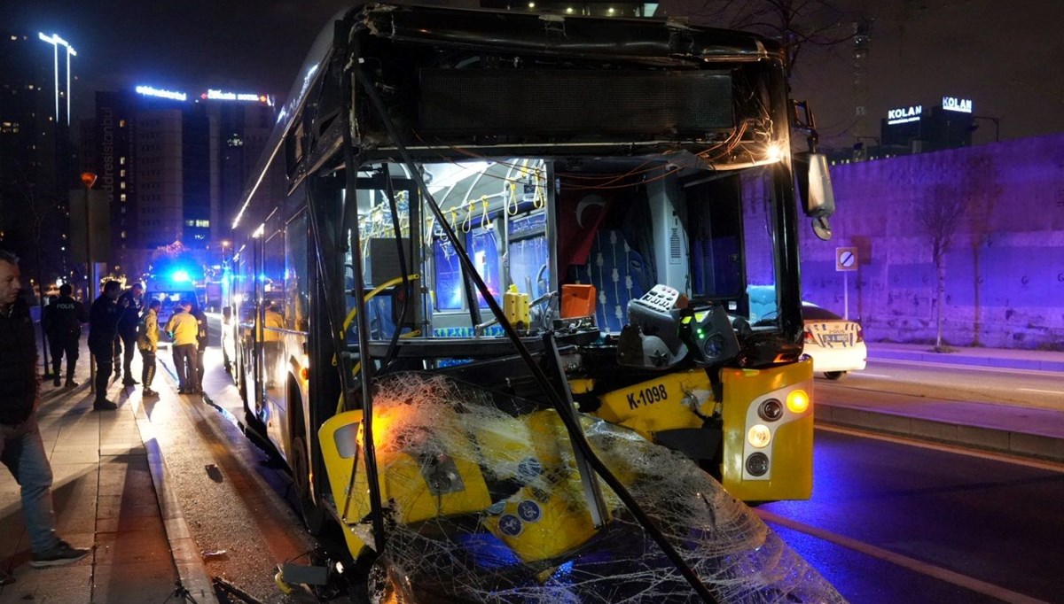 İstanbul'da İETT otobüsü park halindeki kamyona çarptı: 9 yaralı