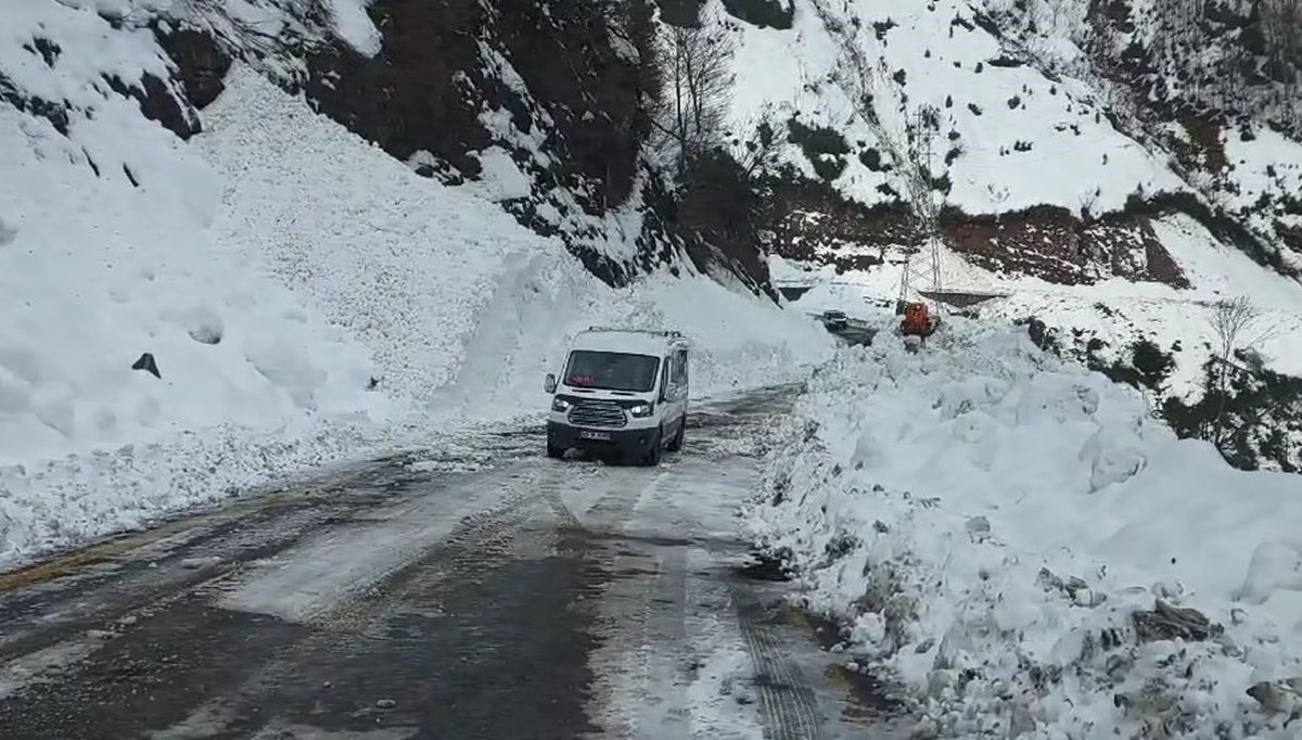 Çığ nedeniyle kapanan Artvin-Macahel yolu ulaşıma açıldı Çığ nedeniyle kapanan Artvin-Macahel yolu ulaşıma açıldı