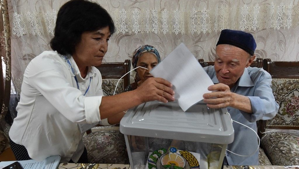 Özbekistan halkı genel seçim için sandık başında