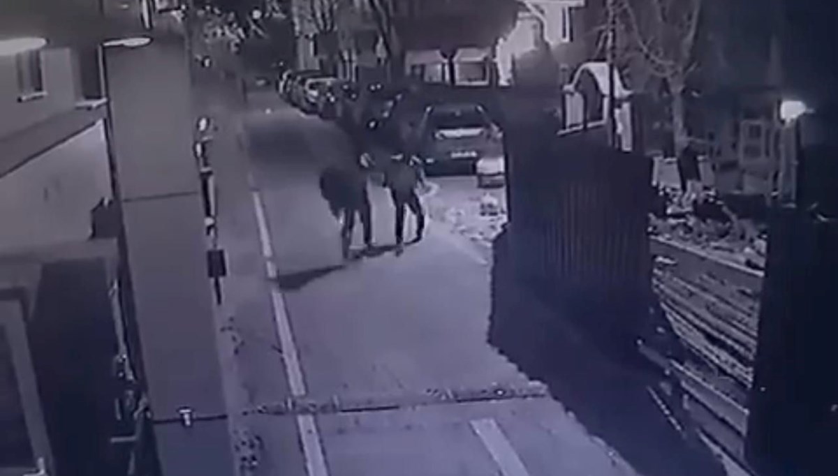 İstanbul'da esnaf bıçaklı saldırganı copla kovaladı İstanbul'da esnaf bıçaklı saldırganı copla kovaladı