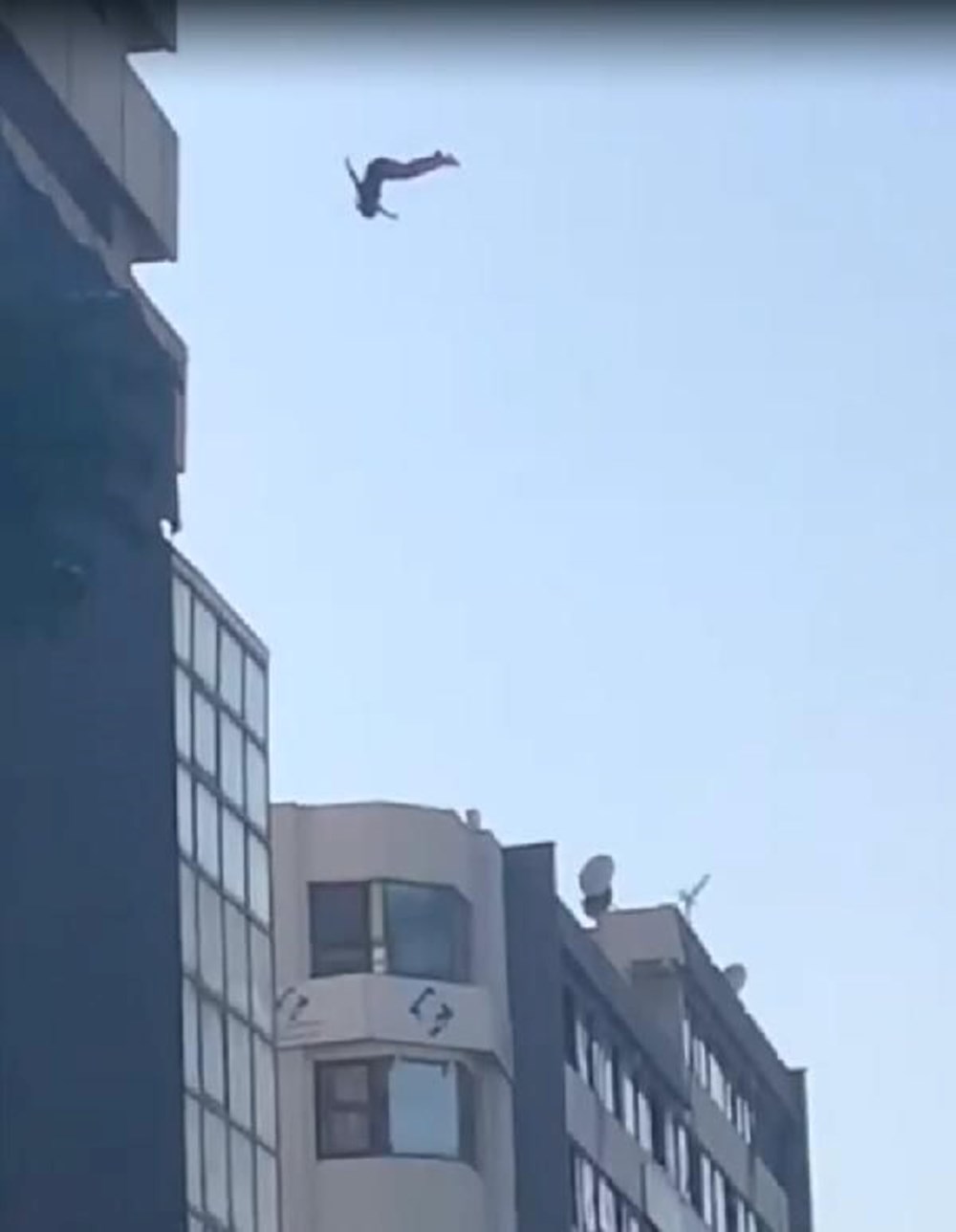 16'ncı kattan kendini aşağıya bıraktı - 6