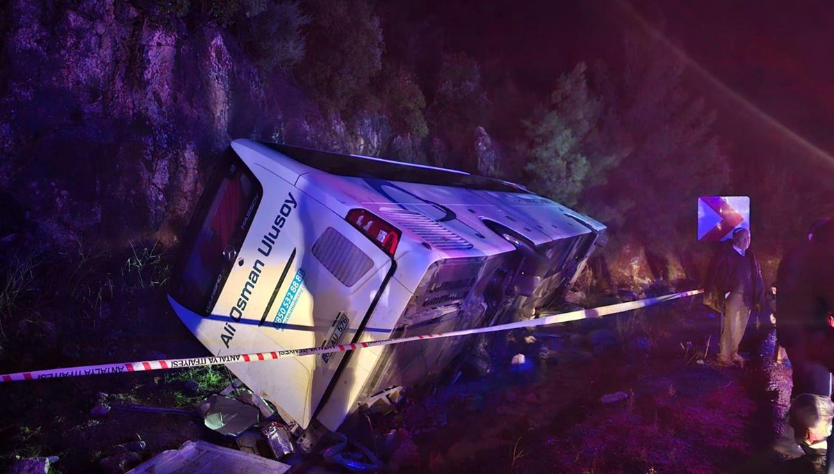 Antalya'da yolcu otobüsü devrildi: 1'i ağır 20 yaralı Antalya'da yolcu otobüsü devrildi: 1'i ağır 20 yaralı