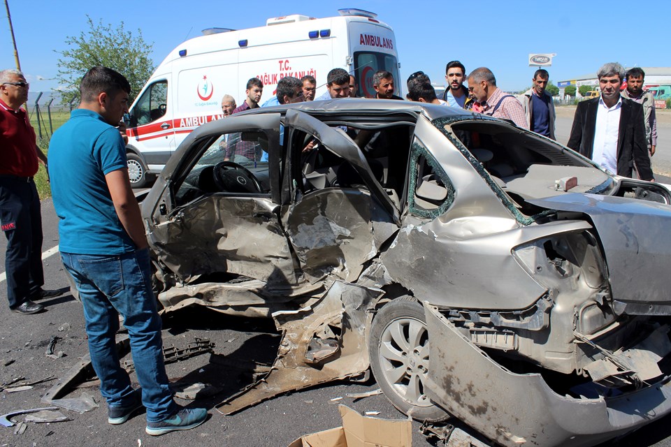 Diyarbakır'da iki otomobil çarpıştı: 1 ölü, 8 yaralı - 1