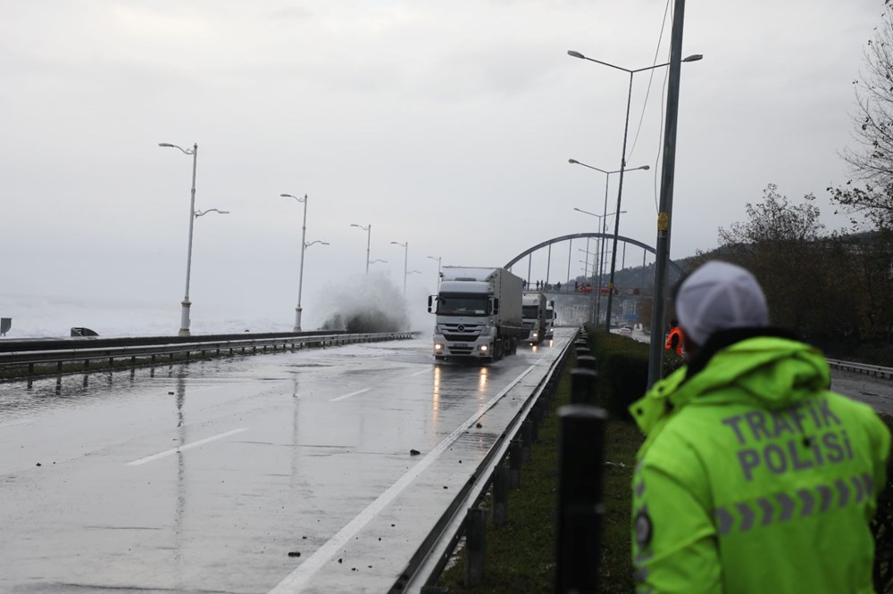 Karadeniz’de dev dalgalar | Fotoğraf çektirmek isteyen iki
genç dalgalara kapıldı - 9