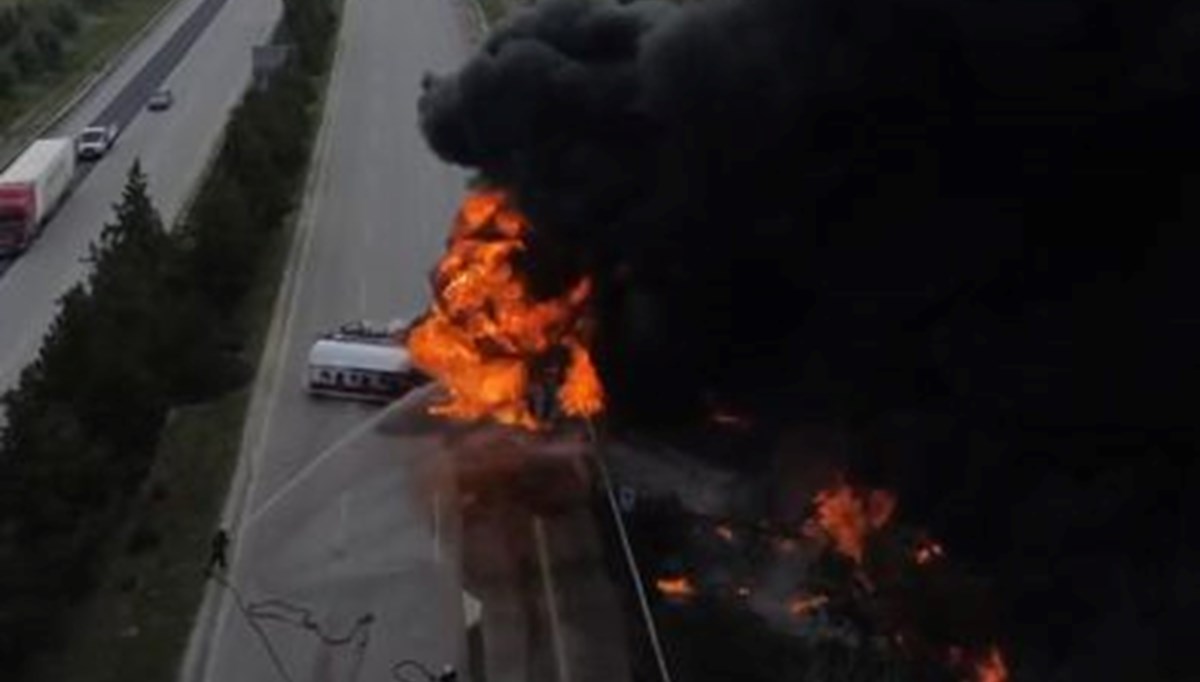 Otoyolda devrilen tanker alev alev yandı Otoyolda devrilen tanker alev alev yandı