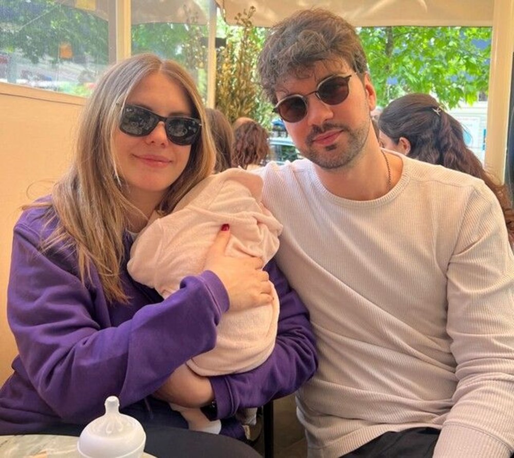 Eda Ece ile Buğrahan Tuncer çiftinden kızları ile ilk aile pozu - 4