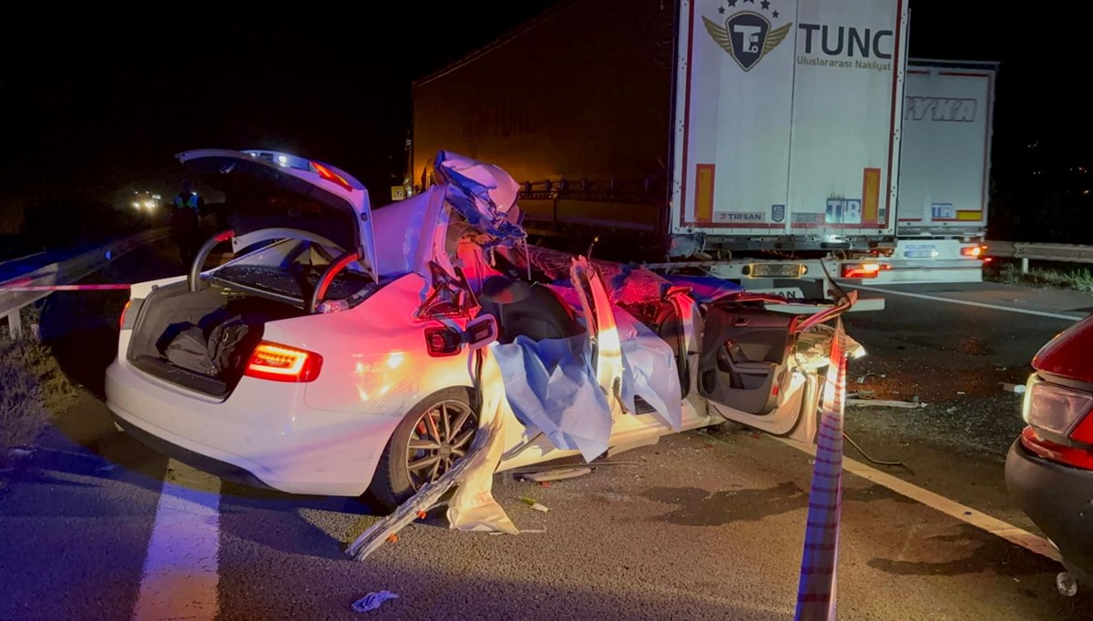 TEM'de feci kaza: TIR'a çarpan otomobilde 2 kişi hayatını kaybetti TEM'de feci kaza: TIR'a çarpan otomobilde 2 kişi hayatını kaybetti