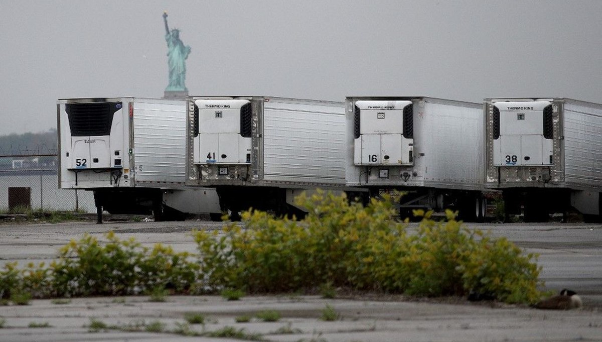 Covid-19: New York’ta 750 cenaze bir yıldan fazladır kamyonlarda bekliyor