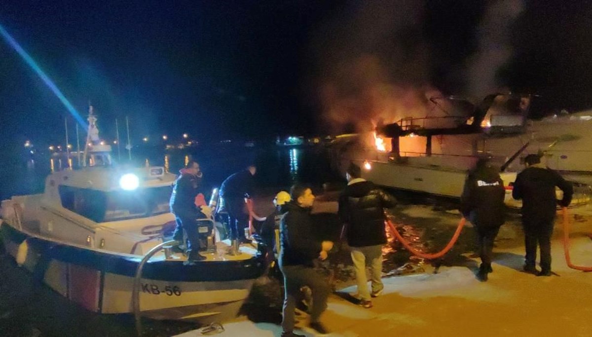 Balıkçı barınağında yangın paniği: Yat alevlere teslim oldu Balıkçı barınağında yangın paniği: Yat alevlere teslim oldu