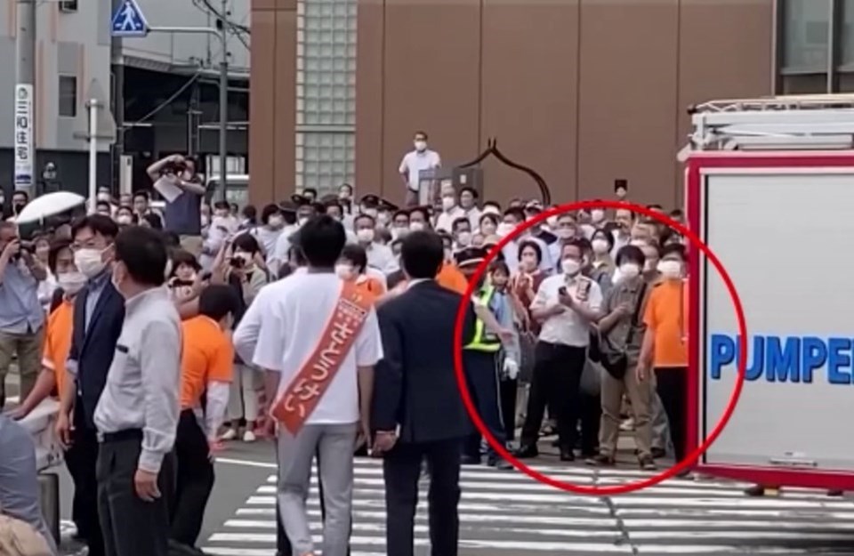 Abe'yi vuran saldırgan mitingi dinlemeye gelen kalabalık arasında (Ortada)