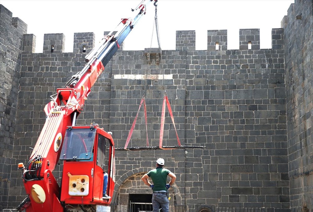 Diyarbakır Surları'ndaki tarihi Dağkapı 79 yıl sonra yerine takılıyor - 2