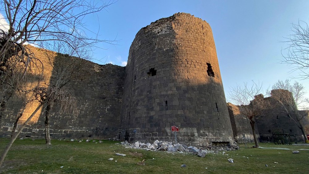 Deprem felaketi, UNESCO Dünya Kültür Mirası Listesi'ndeki Diyarbakır Surları'nı da vurdu - 1