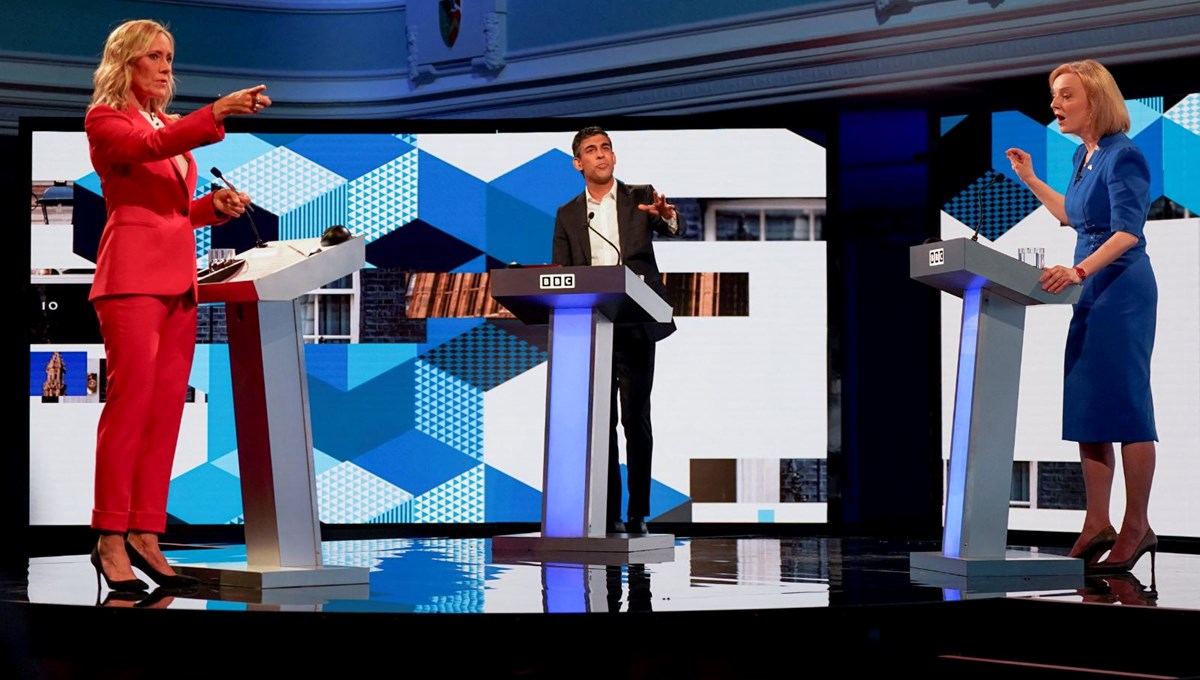 İngiltere'de Sunak ve Truss’ın canlı yayındaki tartışması sırasında sunucu bayıldı