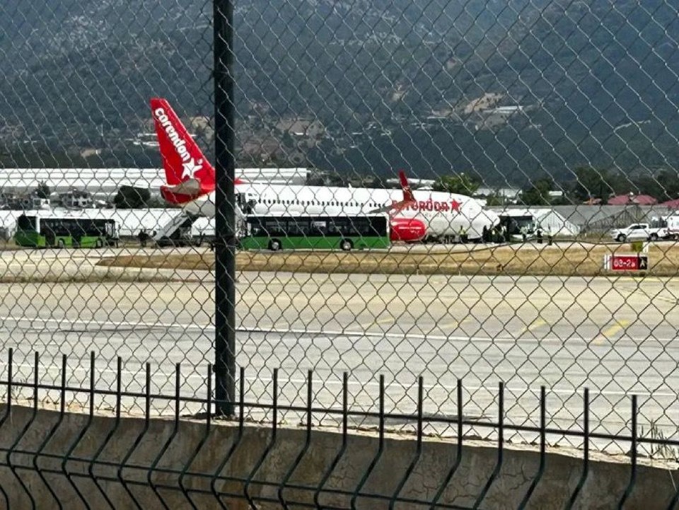 Antalya'da ön lastiği patlayan uçak gövde üzerine indi - 3