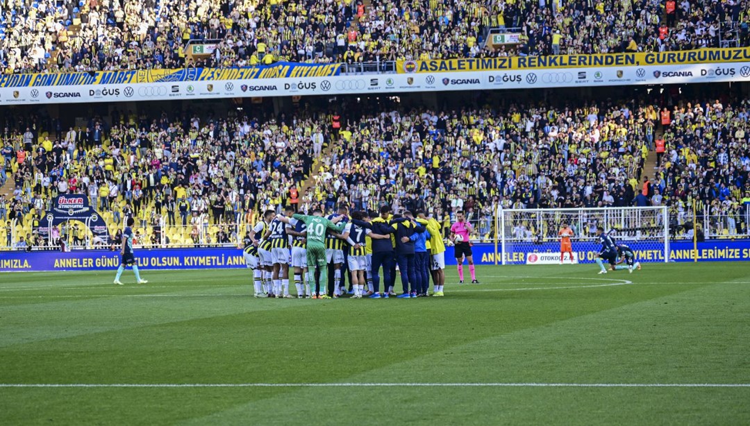 Fenerbahçe tribünlerinden "Yönetim istifa" tezahüratları