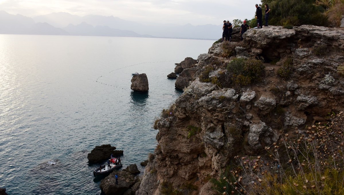 Antalya'da kayalıklarda kadın cesedi bulundu Antalya'da kayalıklarda kadın cesedi bulundu