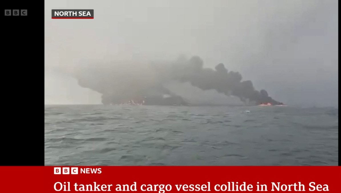 İngiliz sularında alarm! Petrol tankeriyle çarpışan kargo gemisi battı, tanker yanıyor