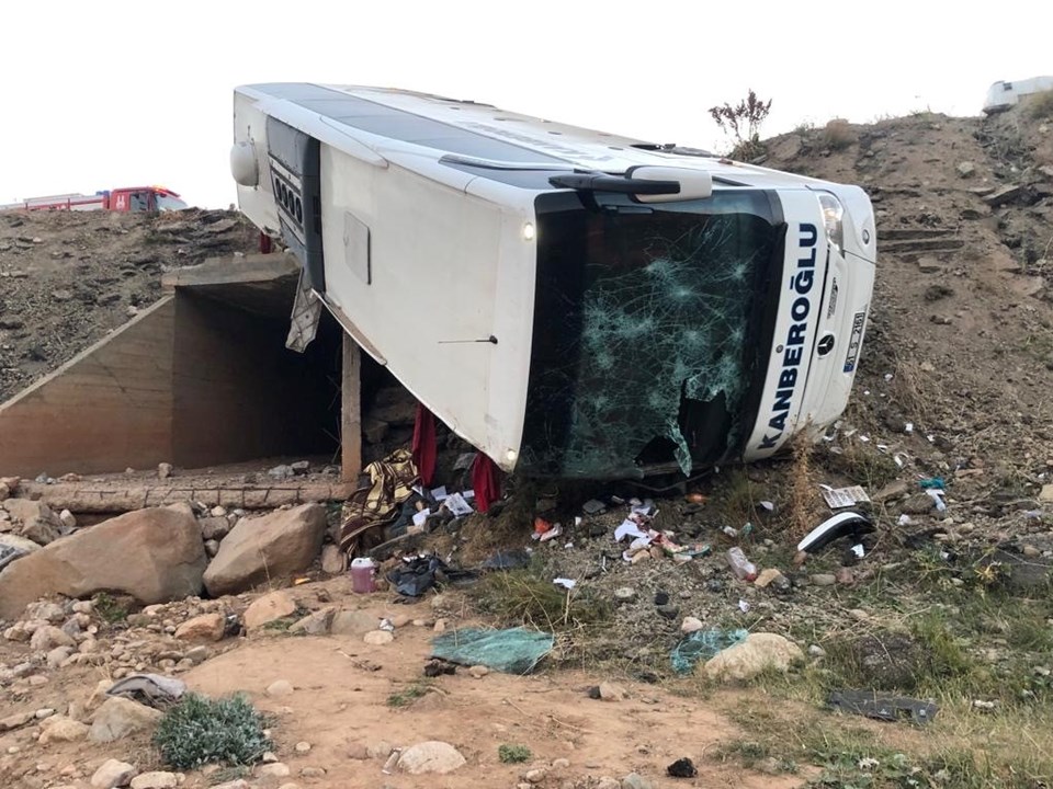 Erzurum'da yolcu otobüsü şarampole devrildi: 3 ölü, 22 yaralı - 1