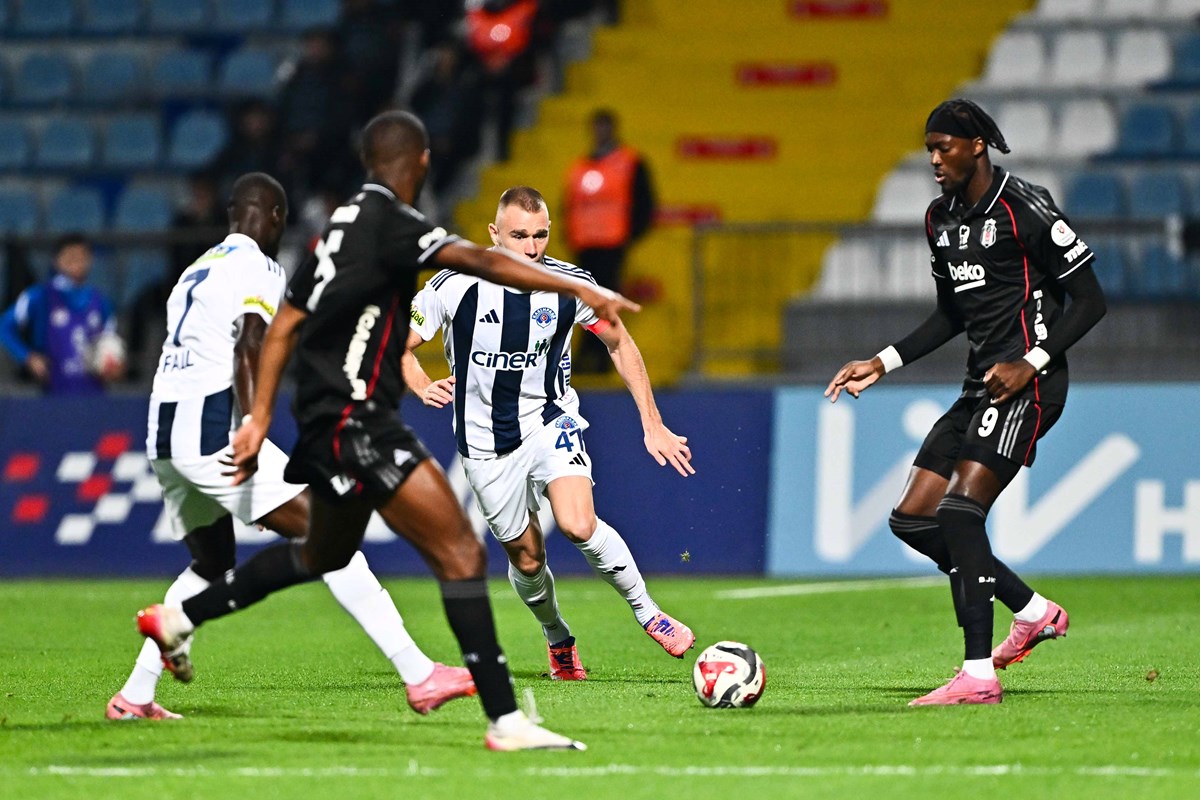 Beşiktaşlı Tammy Abraham, Kasımpaşalı futbolculara karşı topa hareketlenirken...